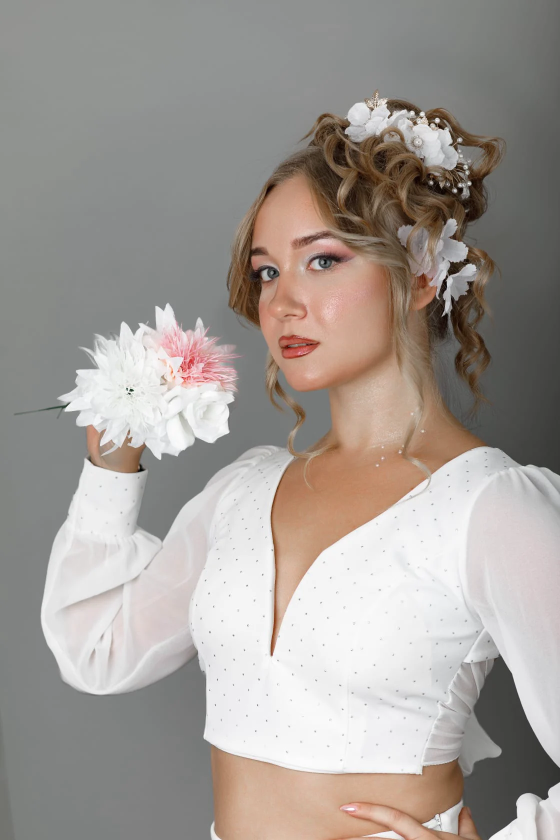 Chignon de mariée fleuri — coiffure et stylisme événementiel, institut de beauté Lyon 6e Maison Mariam