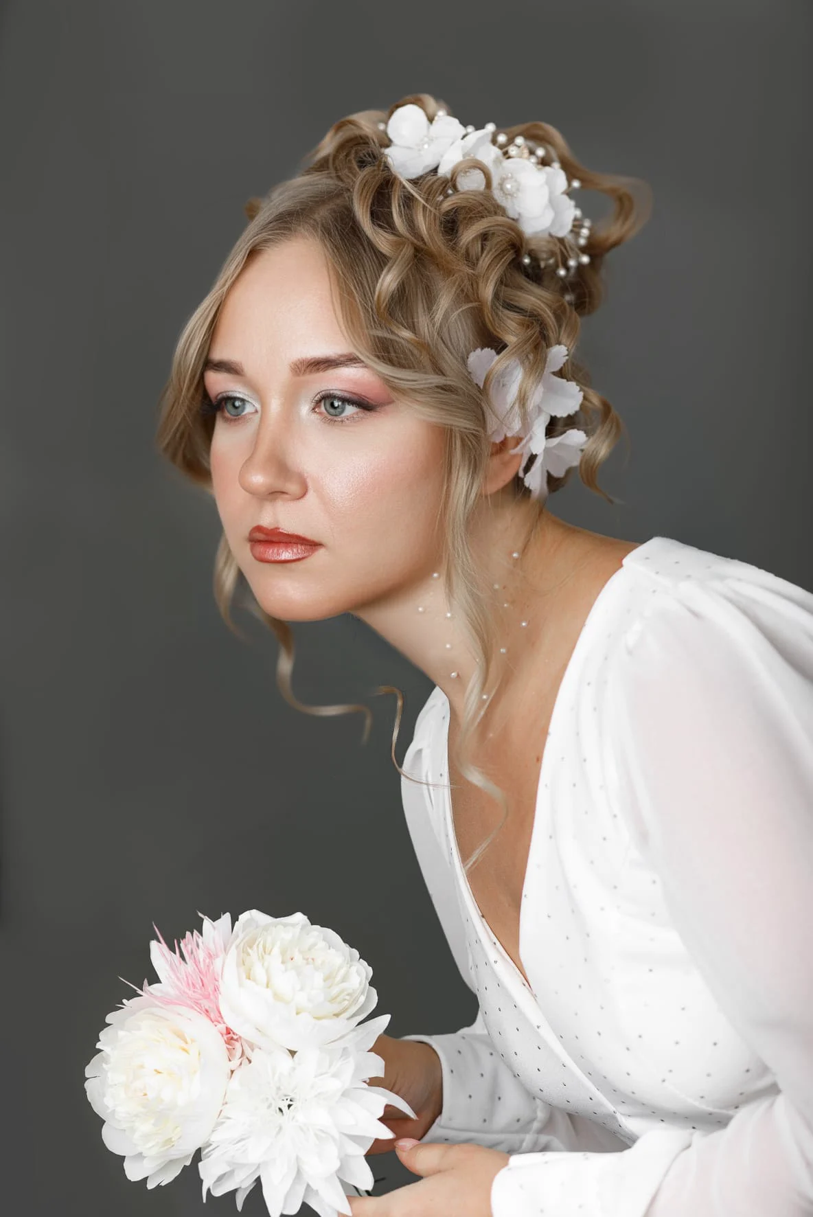 Coiffure de mariée bouclée ornée de fleurs — mise en beauté et stylisme Maison Mariam Lyon 6e