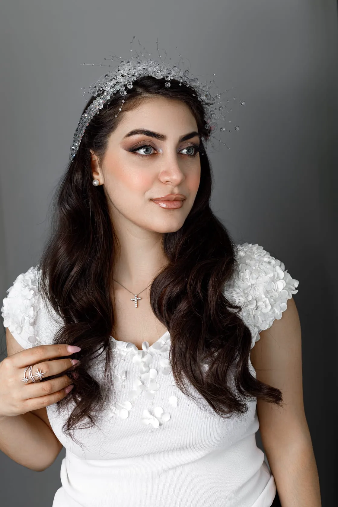 Coiffure mariée cheveux détachés et diadème — chignon et stylisme événementiel Maison Mariam Lyon 6e