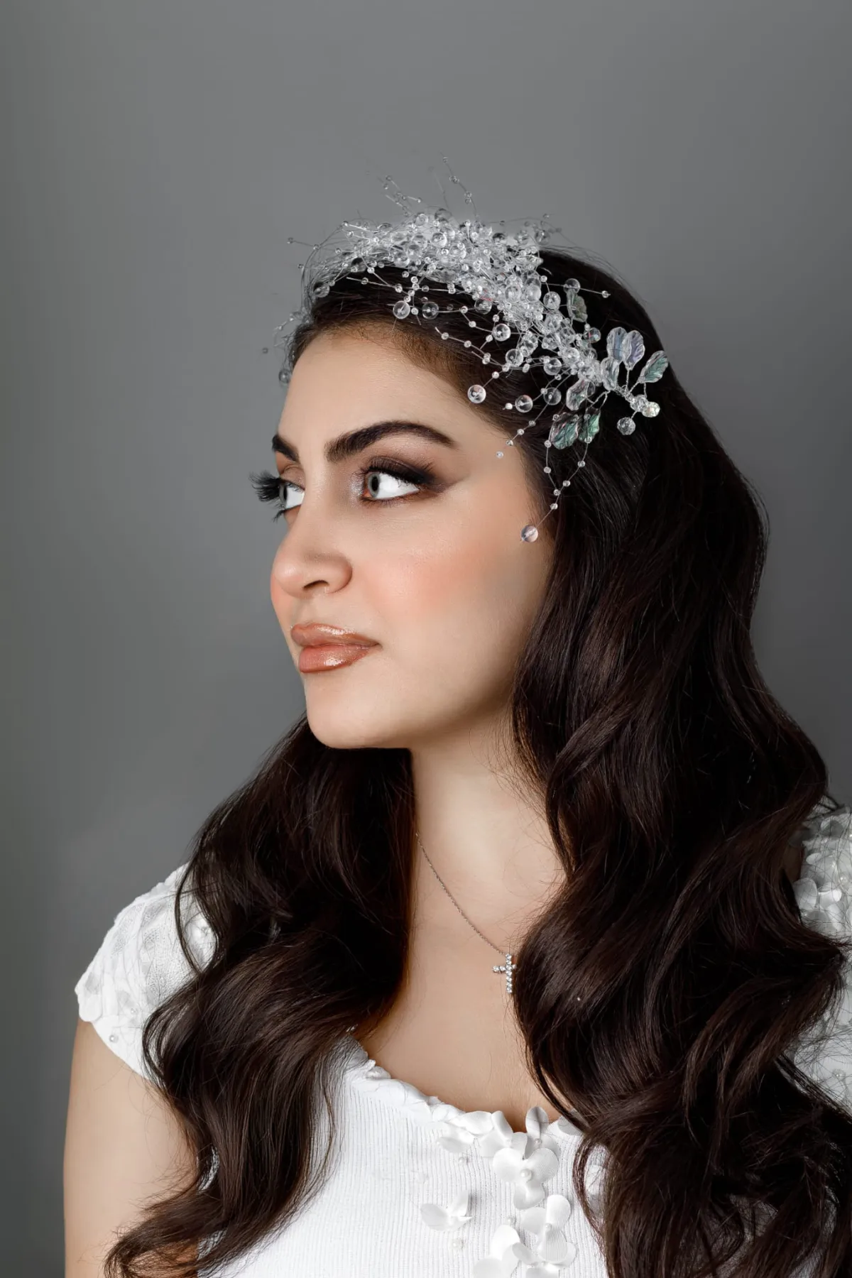 Coiffure de mariée de profil, ondulations et couronne de gypsophile — Maison Mariam, Lyon 6e