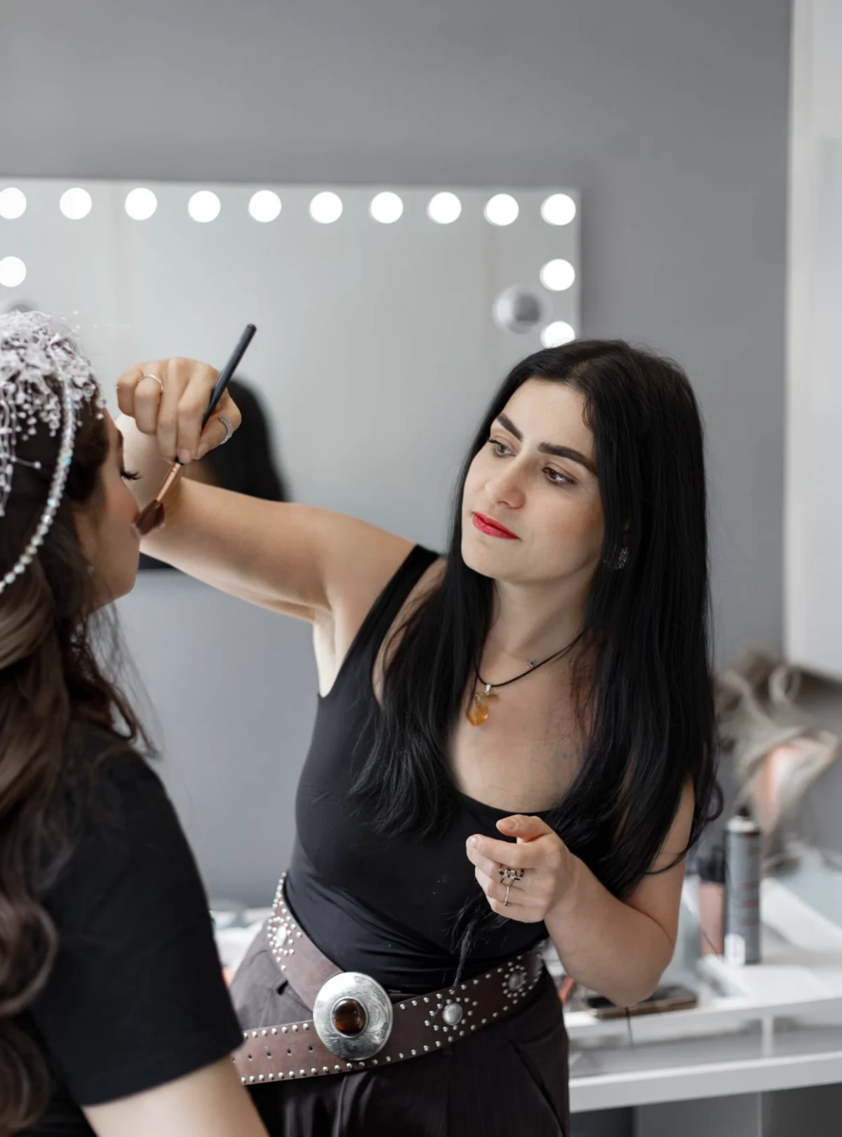 Mise en beauté de mariée en cabine devant le miroir — savoir-faire maquillage Maison Mariam Lyon 6e