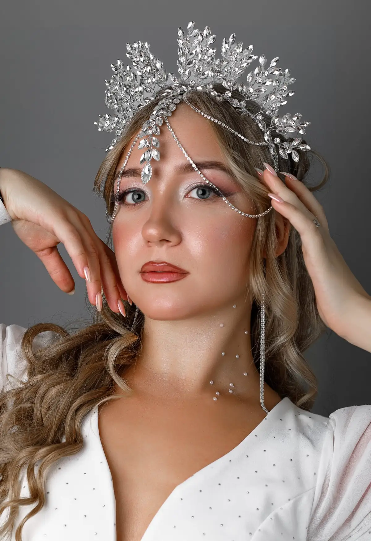 Maquillage mariée glamour et diadème de cristal — mise en beauté réalisée à Maison Mariam, institut de beauté Lyon 6e