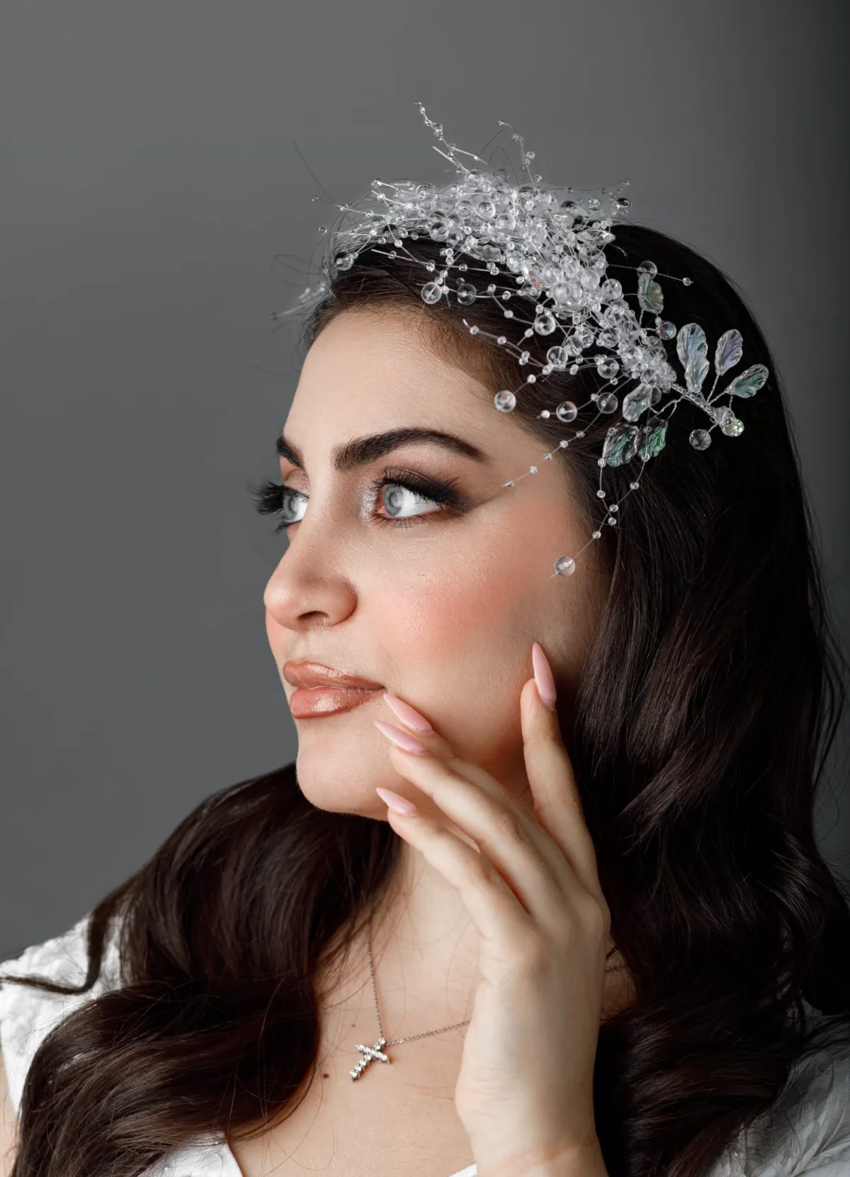 Maquillage mariée de profil, teint lumineux et bijou de tête — mise en beauté Maison Mariam Lyon 6e