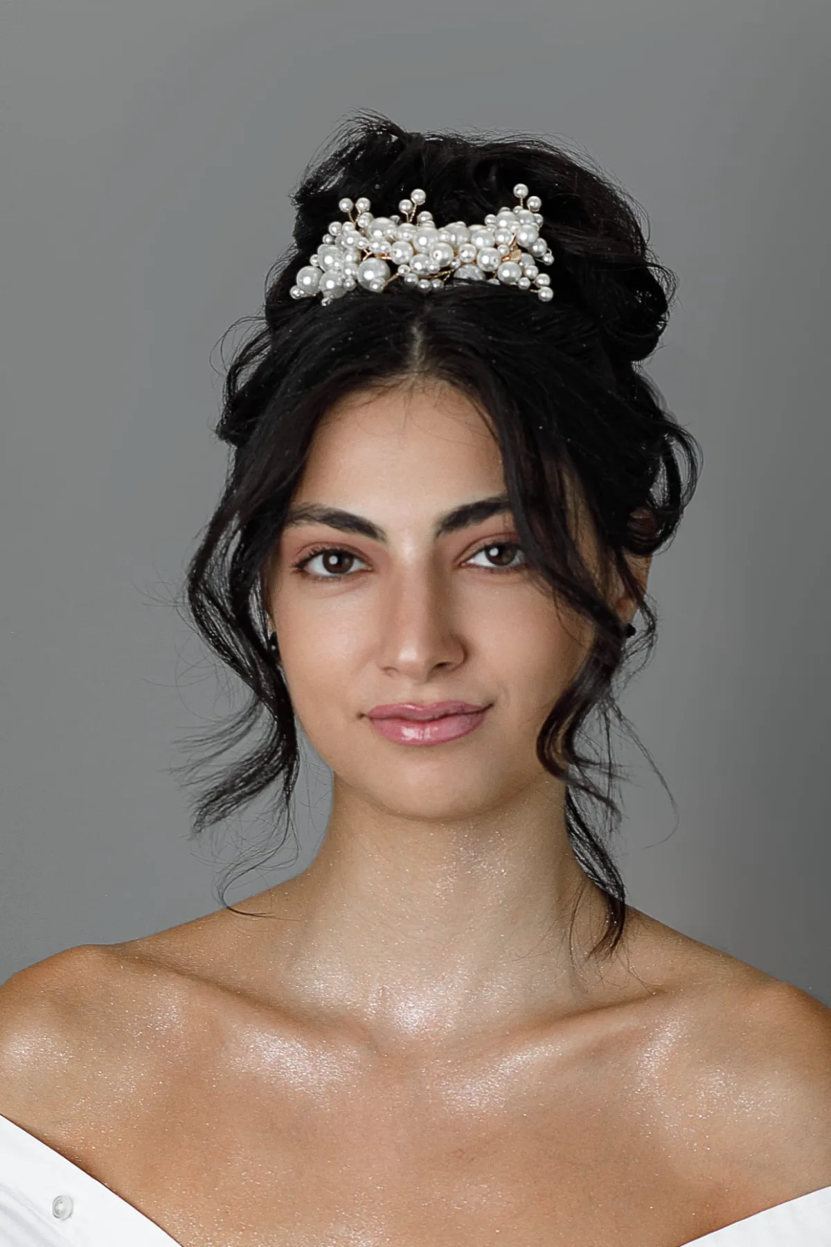 Maquillage de soirée, chignon haut et peigne de perles — mise en beauté événementielle Maison Mariam Lyon 6e