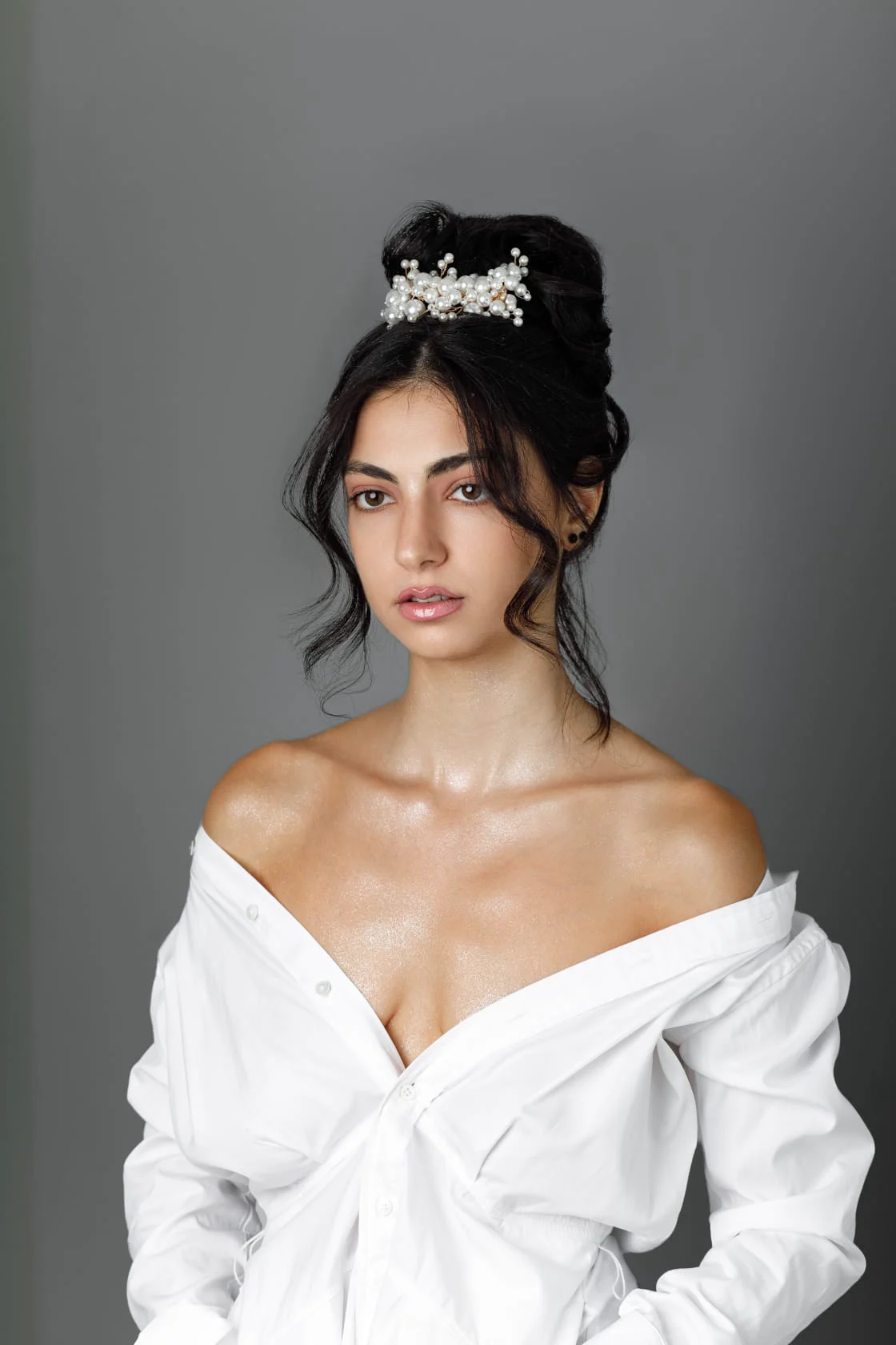 Maquillage de soirée lumineux et chignon événementiel — Maison Mariam, institut de beauté Lyon 6e