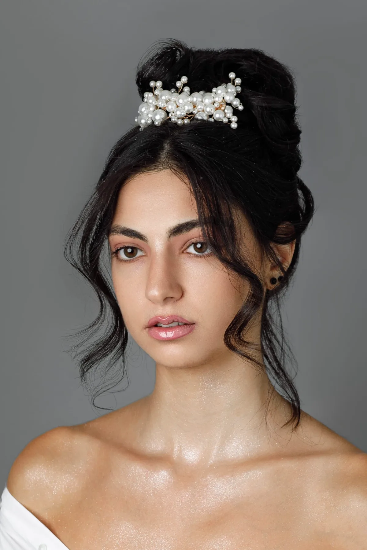 Mise en beauté de soirée, teint glowy et chignon perlé — maquillage événementiel Maison Mariam Lyon 6e